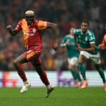 Galatasaray's Nigerian forward #45 Victor Osimhen (L) runs with the ball during the UEFA Champions League first round day 2 football match between Galatasaray (TUR) and Liverpool (ENG) at the Ali Sami Yen Spor Kompleksi in Istanbul on September 17, 2025. (Photo by Ozan KOSE / AFP)